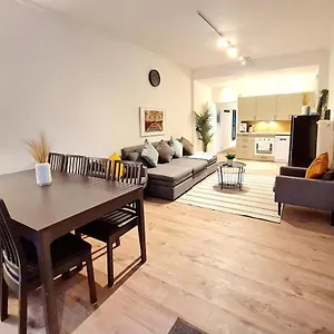 spacious-2-br-apartment-close-to-u-bahn.hamburg-hotels-de.com/